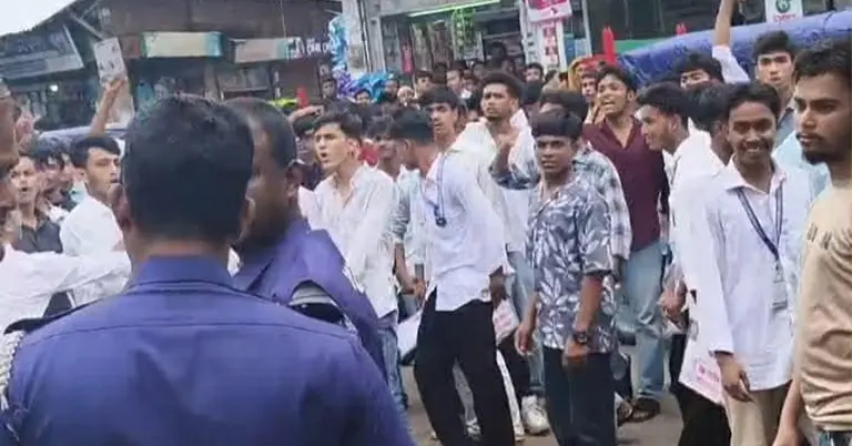 ভোলায় এইচএসসি পরীক্ষাকেন্দ্রে হামলা-ভাঙচুরের ঘটনা